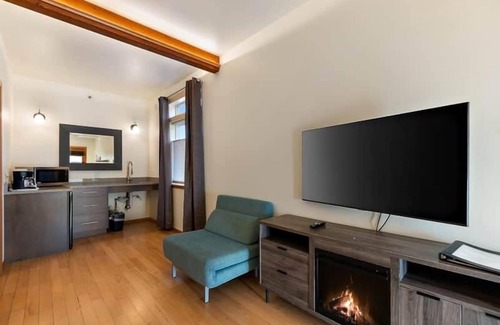 Leavenworth Condo | Snowcreek Suite - Cedar - ADA- Hot Tub - Kitchenette