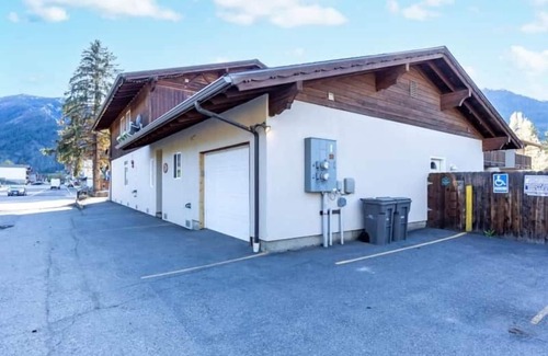 Leavenworth Condo | Snowcreek Suite - Cedar - ADA- Hot Tub - Kitchenette
