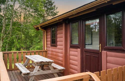 Bronaber Cabin | Snowdonia Log Cabin-Sleeps 4-Garden-Pets