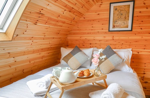 St Harmon House | SNOWDROP, pet friendly, with hot tub in Rhayader