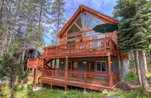 Serene Lakes House | 'Snowflake Chalet' Bright, beautiful, spacious mountain retreat in Serene Lakes