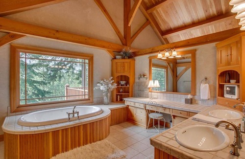 Leavenworth Cabin | Snowgrass Lodge - Luxury timber lodge, riverfront, mountain views, hot tub