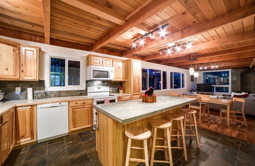 Glacier House | Snowline Cabin 66 - Hot Tub - Wi-Fi - 3 Bedroom - Sleeps 10