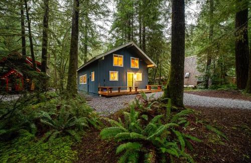 Glacier House | Snowline Cabin 66 - Hot Tub - Wi-Fi - 3 Bedroom - Sleeps 10