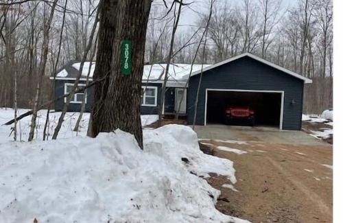 Gaylord House | Snowmobile from your door-WIRELESS WIFI- SMART TV TO STREAM- RELAX-DOG FRIENDLY