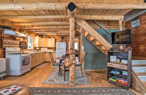 Knik-Fairview Cottage | 'snowshoe Cabin' w/Gas Grill: Fish & Hike!