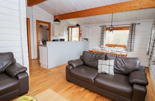 Rhayader Cottage | SNOWY OWL LODGE, pet friendly, with hot tub in Rhayader