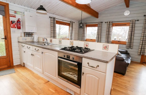 Rhayader Cottage | SNOWY OWL LODGE, pet friendly, with hot tub in Rhayader