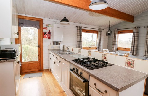 Rhayader Cottage | SNOWY OWL LODGE, pet friendly, with hot tub in Rhayader