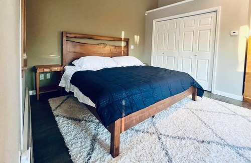 Scenic Foothills House | Snug as a Bug Home for 8