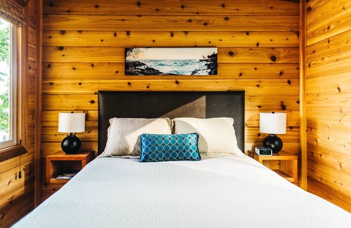 Friday Harbor Cabin | Snug Harbor Resort and Marina - Two Bedroom Water View Queen & Twin Beds