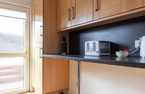 Bathgate House | Snug Modern Home in Bathgate