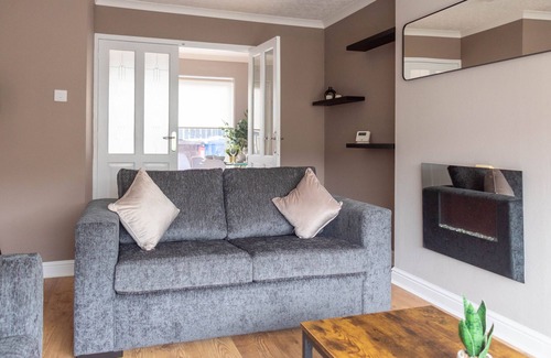 Falkirk Apartment | Snug Modern Home in Falkirk