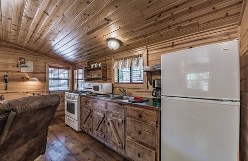 Ruidoso Cabin | Snuggle Inn: Cozy Studio Cabin in Upper Canyon With a Hot Tub!