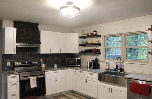 Ava House | Snuggle up and relax with the whole family at this Ava home.