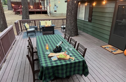 Pioneer Trail Cabin | Snuggle up at the Cozy Bear Cabin!