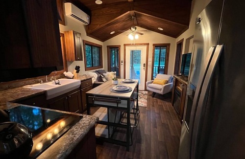 Pickens Cabin | Snuggle Up-Swimming Pool & Clubhouse - Tiny House