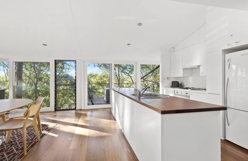 Wagstaffe House | Snuggled in the Treetops with bay views