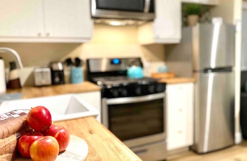 North Central House | SoCal Daze, a Cozy Bungalow + Parking, Patio, BBQ
