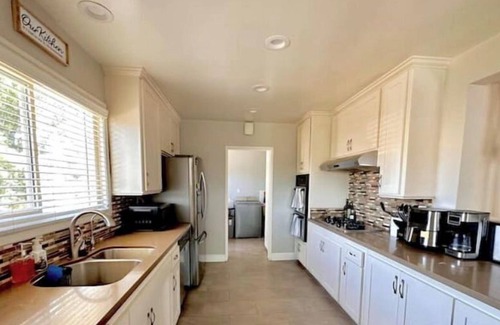 Whittier House | SoCal Pool House central to many of the the world’s greatest amusement parks!!