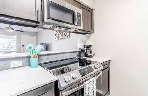 Dawson Apartment | SoCo 1BR suite w pool, king bed, close to Downtown