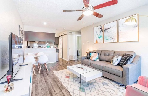 Dawson Apartment | SoCo 1BR suite w pool, king bed, close to Downtown