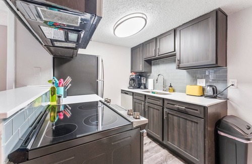 Dawson Apartment | Soco 2BR Comfy Suite w Pool King bed Fast Wifi