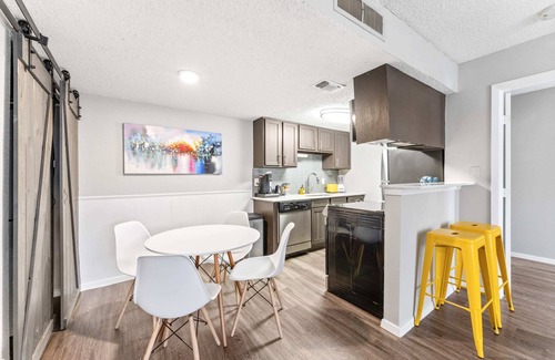 Pleasant Valley Apartment | SoCo 2BR corner suite w/pool, king bed, fast WiFi