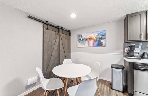 Pleasant Valley Apartment | SoCo 2BR corner suite w/pool, king bed, fast WiFi