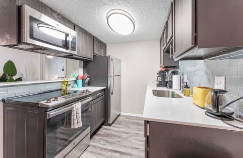 Pleasant Valley Apartment | SoCo 2BR cozy suite w/pool, king bed, fast WiFi