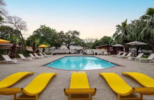 Pleasant Valley Apartment | SoCo 2BR cozy suite w/pool, king bed, fast WiFi