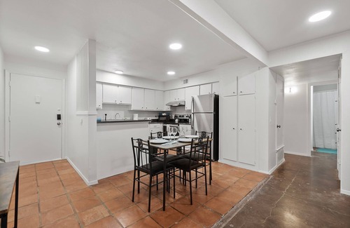 Travis Heights Apartment | SOCO Green House | Sleeps 6 | Free Pkg | Downtown