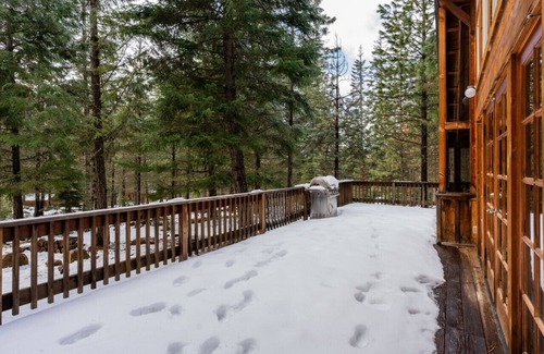 Ashland Cabin | Soda Mountain Cabin w/Jacuzzi and Wood Stove at Green Springs Inn