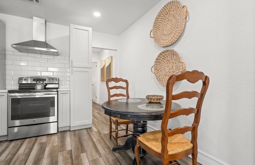 Courier City - Oscawana House | SoHo Oasis - Stunning Home In Heart of SoHo