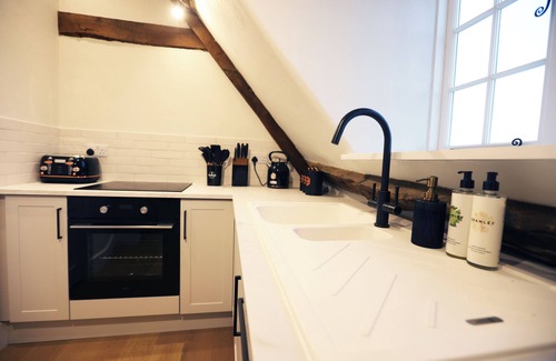 Chipping Norton Apartment | Soho style penthouse flat in the heart of Chipping Norton. Private parking.