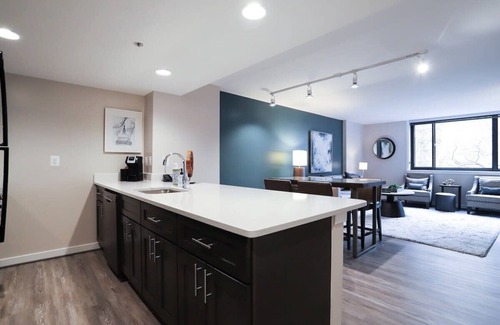 Court House Apartment | Sojourn Courtland Towers w/Private Balcony