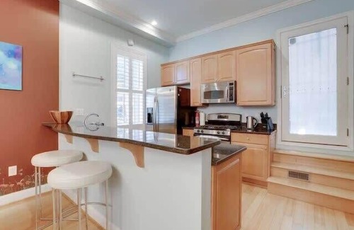 Mount Vernon Square House | Sojourn Mt Vernon Sq Outdoor Space 2BR/2BA