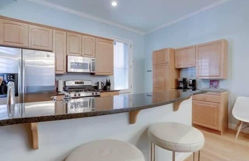 Mount Vernon Square House | Sojourn Mt Vernon Sq Outdoor Space 2BR/2BA