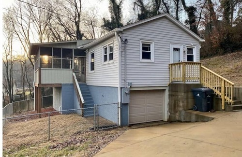 Knoxville House | SoKno Hillside Haven near UT - Private 2BR