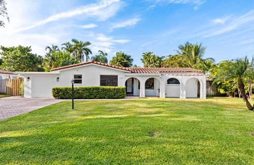 Lighthouse Point House | Solar Heated Pool Spa Tiki Hut Huge Backyard Hammock Retro Bikes