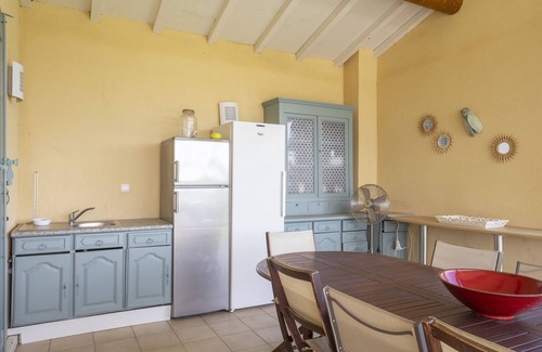 Piolenc Villa | Soleil de Provence is a beautiful holiday home with a fenced private pool