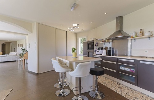 Piolenc Villa | Soleil de Provence is a beautiful holiday home with a fenced private pool