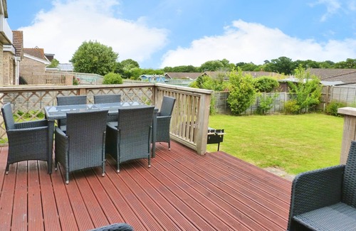 Nettlestone House | Solent View - a bungalow that sleeps 6 guests in 3 bedrooms