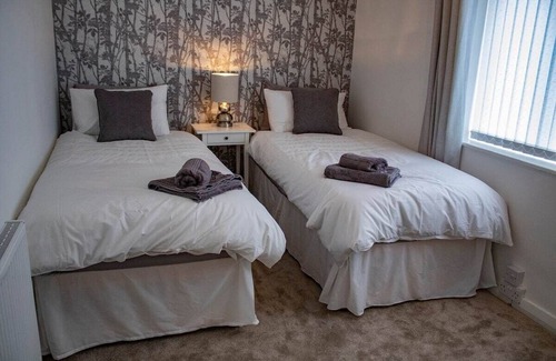 Olton House | Solihull Stay - 3 bedroom House (5 guests). Ideal for Solihull/JLR/HS2