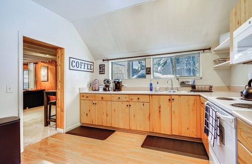Salt Lake Mountain Resorts Cabin | Solitude Mountain Cabin: Creek-Side View & Hot Tub