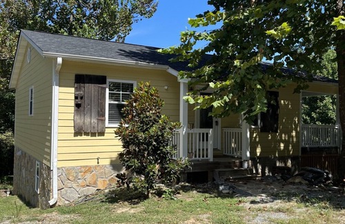 Morganton Cottage | Solitude of the Hills of NC & beauty of the Catawba River yet minutes to I-40.