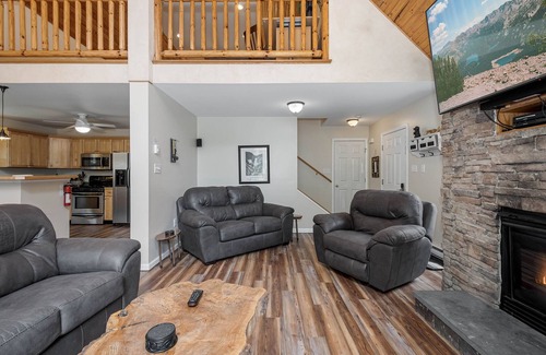 North Glade Hills House | Solitude | Pet Friendly, Woods, Fire Pit, Deck!