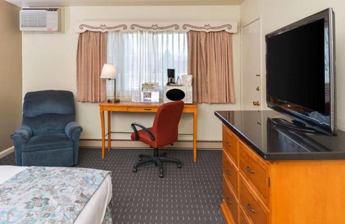 Solvang Hotel | Solvang Danish Adventure! 2 units w/Continental Bfast, Parking, Swimming Pool
