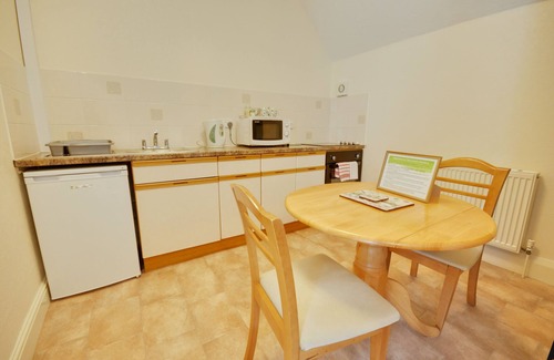 Bournemouth City Centre Cottage | Somerville Coach House 4 - a studio that sleeps 2 guests in 1 bedroom