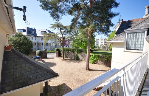 Bournemouth City Centre Cottage | Somerville Coach House 4 - a studio that sleeps 2 guests in 1 bedroom